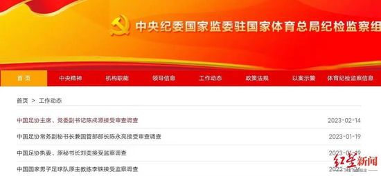 片方同时还爆出三张新剧照，剧照中三位主演集体;断片，造型各异